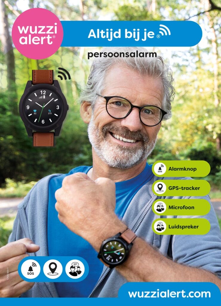 sale poster Wuzzi Alert vitale senior man lacht in de camera en showt trots zijn alarmhorloge