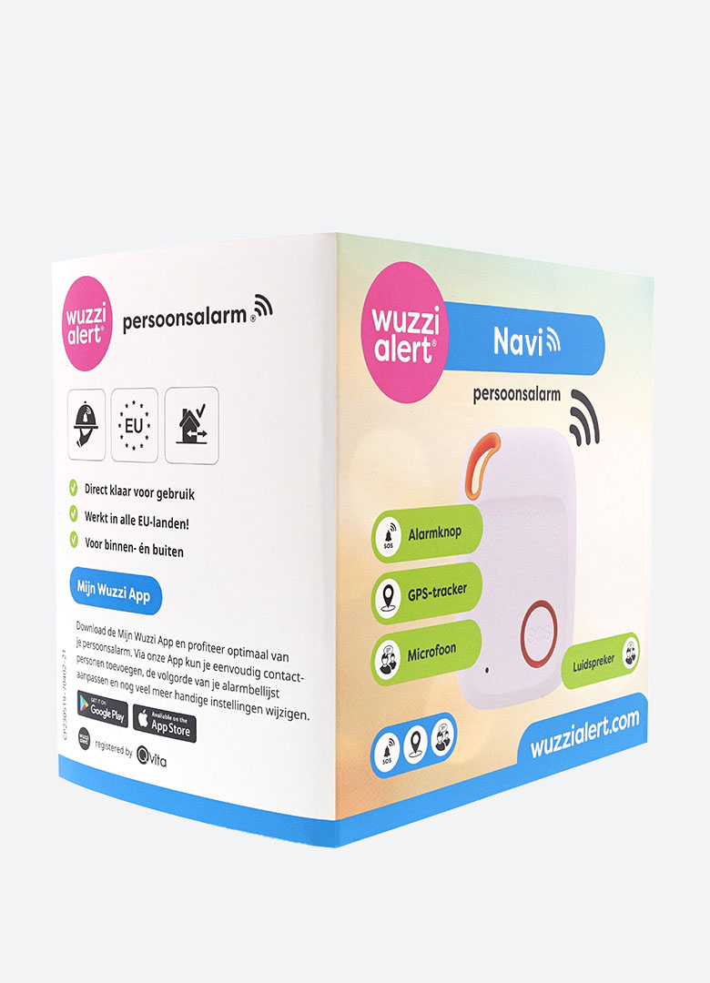 Het verpakkingsontwerp van het persoonsalarm Navi wit wordt schuin vanaf voorzijde getoond, waardoor de zijkant ook zichtbaar is. Het logo en de unieke product eigenschappen zijn zo goed te zien