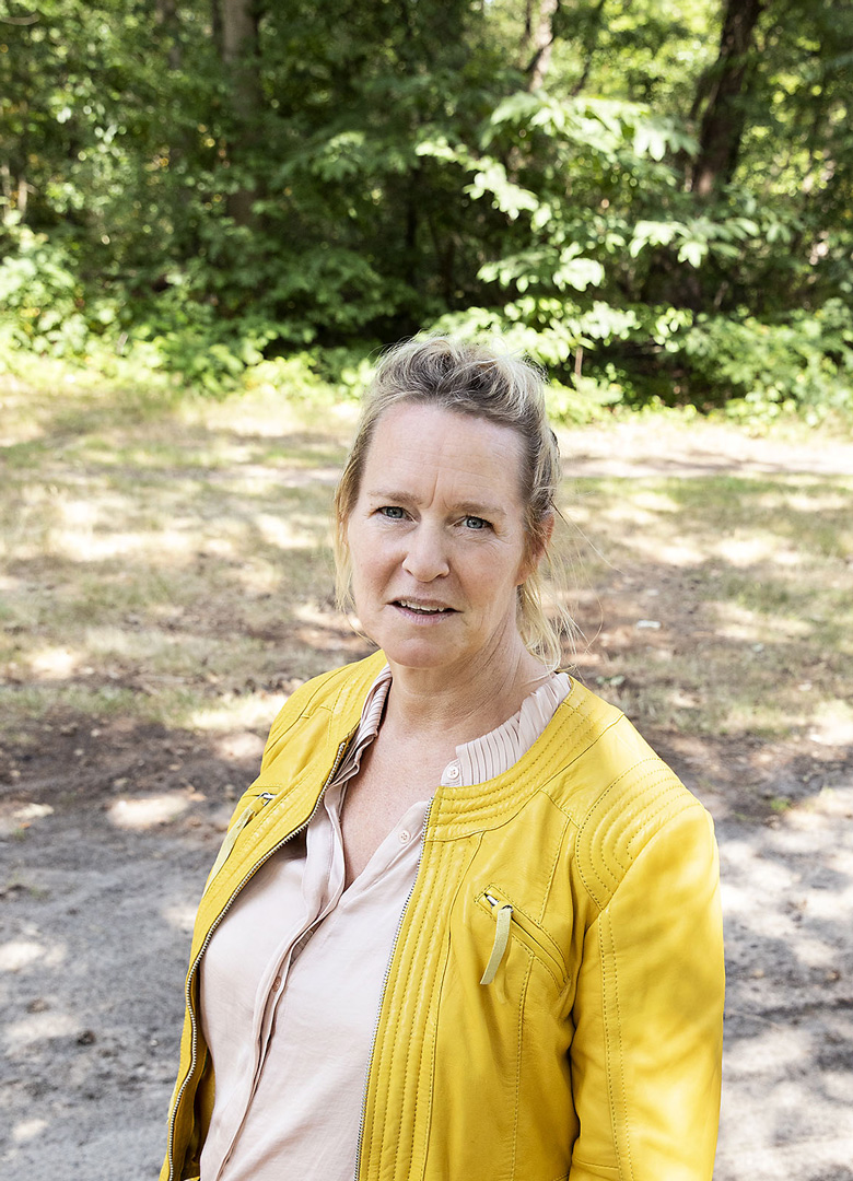 Babs Baay staat in bos