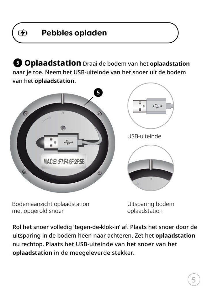 technische tekening in grijstinten van bodemaanzicht van de oplader van Pebbles persoonsalarm. Met daarnaast 2 omcirkelde inzetten van het USB kabel uiteinde en de uitsparing in d bodem van het oplaadstation.