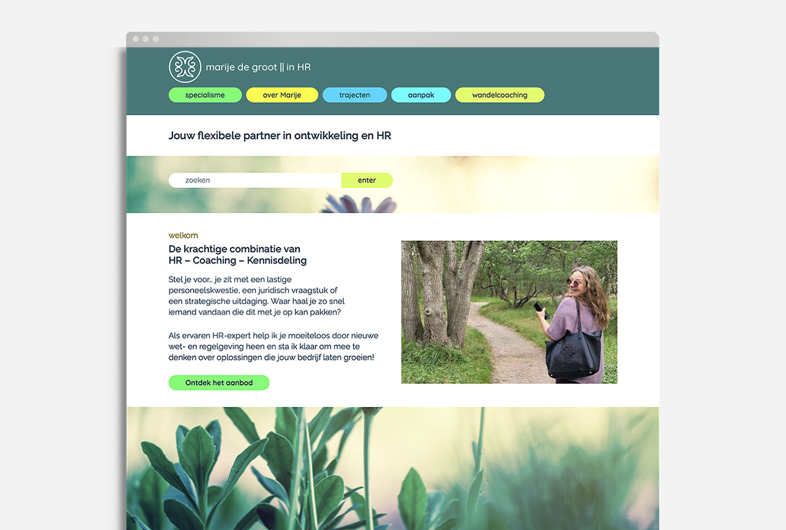 Uitsnede van homepage webdesign ontwerp voor Marije de Groot, in de header zijn verschillende fluor kleurige afgeronde knoppen te zien. Er wordt een zoekbalk getoond en een welkomst tekst met daarnaast een foto waarop ze buiten in de natuur staat